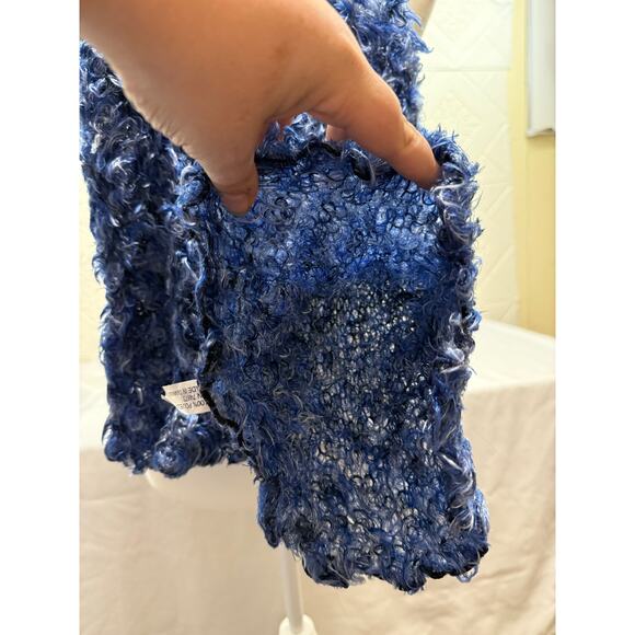 SCARF. blue fluffy soft polyester made in Taiwan 10 x 60" - Picture 6 of 8